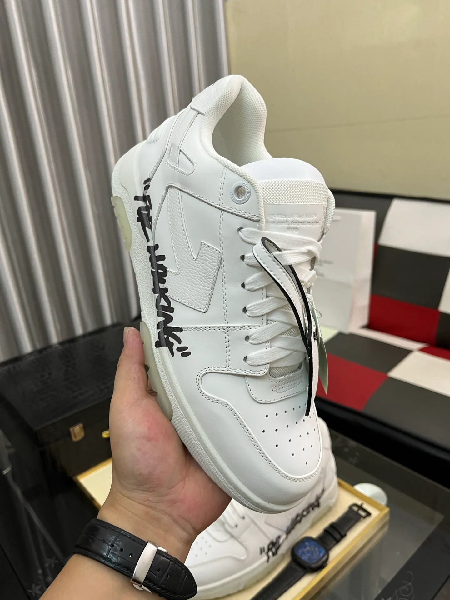 Men's shoes 💰600⌚️⌚️ OFF-White C/O VirGil Abloh fashionable and versatile casual shoes. Exclusive first release of the new model. Made of environmentally friendly cowhide leather and mesh fabric upper material. The insole is embedded with foam cushioning EVA material. The correct midsole is equipped with EVA lightweight cushioning. External tooth nail rubber outsole. The correct accessories can be customized simultaneously. Women's model: 35-40 Men's model: 39-45